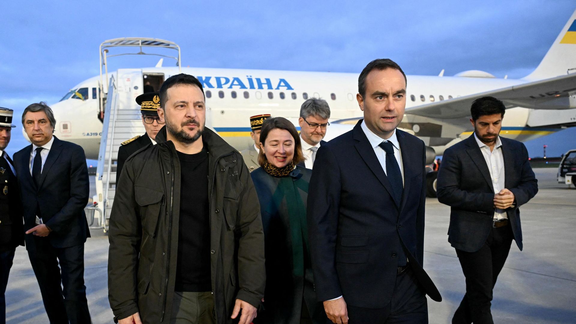 Президент Украины Владимир Зеленский и министр обороны Франции Себастьян Лекорню в Париже Президент Украины Владимир Зеленский и министр обороны Франции Себастьян Лекорню в Париже - РИА Новости, 1920, 18.02.2024
