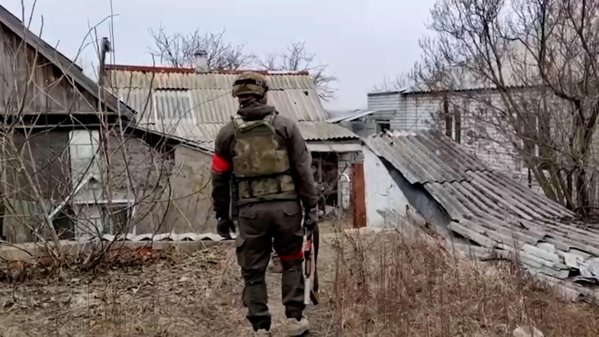 В освобожденной Авдеевке: российские флаги, зачистка кварталов и брошенная техника ВСУ - РИА Новости, 1920, 19.02.2024