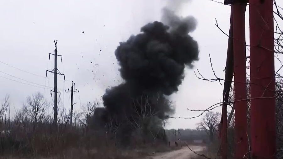 Разминирование дорог и зданий в Авдеевке военнослужащими инженерных подразделений группировки войск Центр Разминирование дорог и зданий в Авдеевке военнослужащими инженерных подразделений группировки войск Центр - РИА Новости, 1920, 19.02.2024