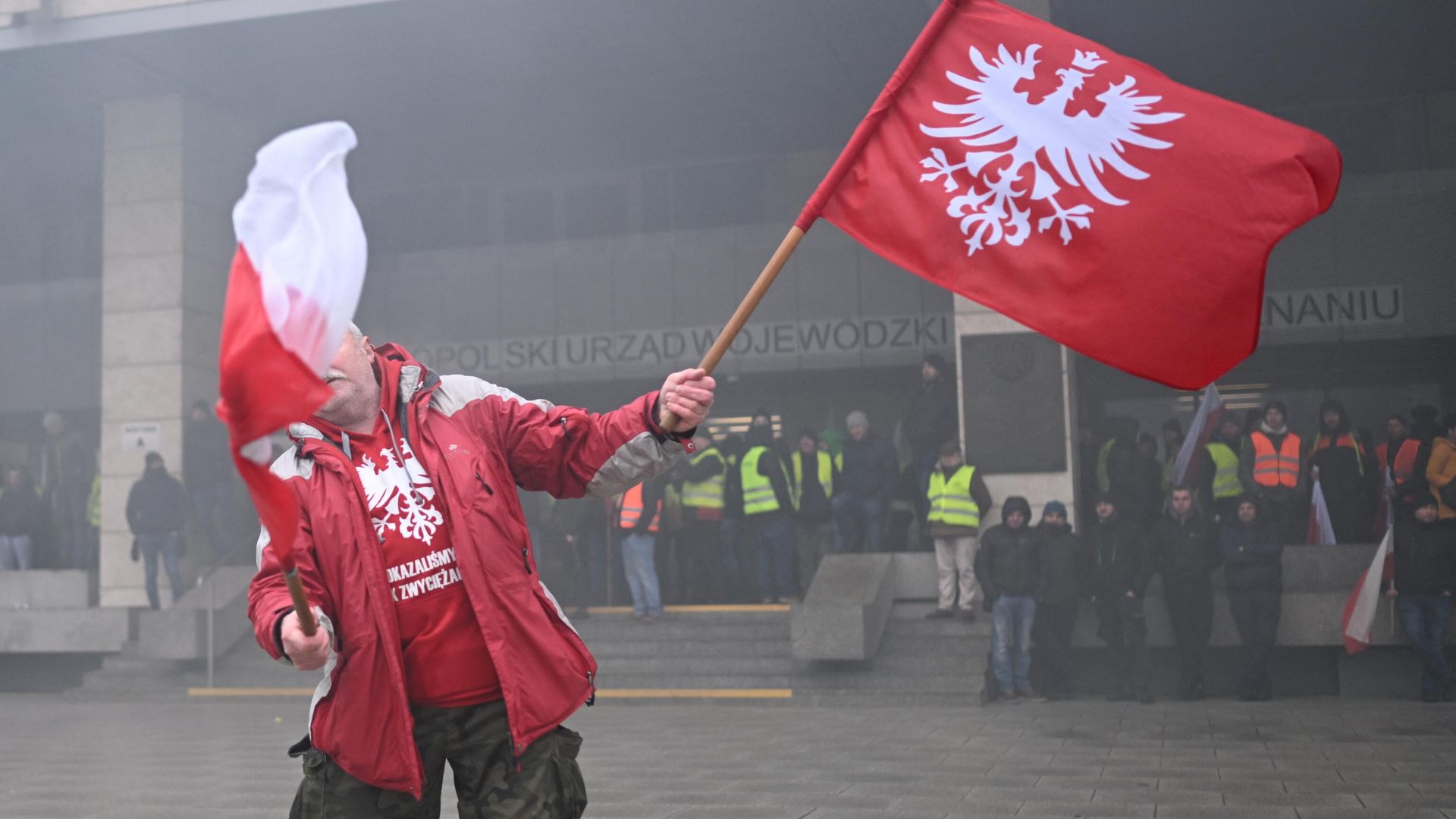 Мужчина с флагом Польши во время акции протеста фермеров в Познани. 9 февраля 2024 Мужчина с флагом Польши во время акции протеста фермеров в Познани. 9 февраля 2024 - РИА Новости, 1920, 19.02.2024