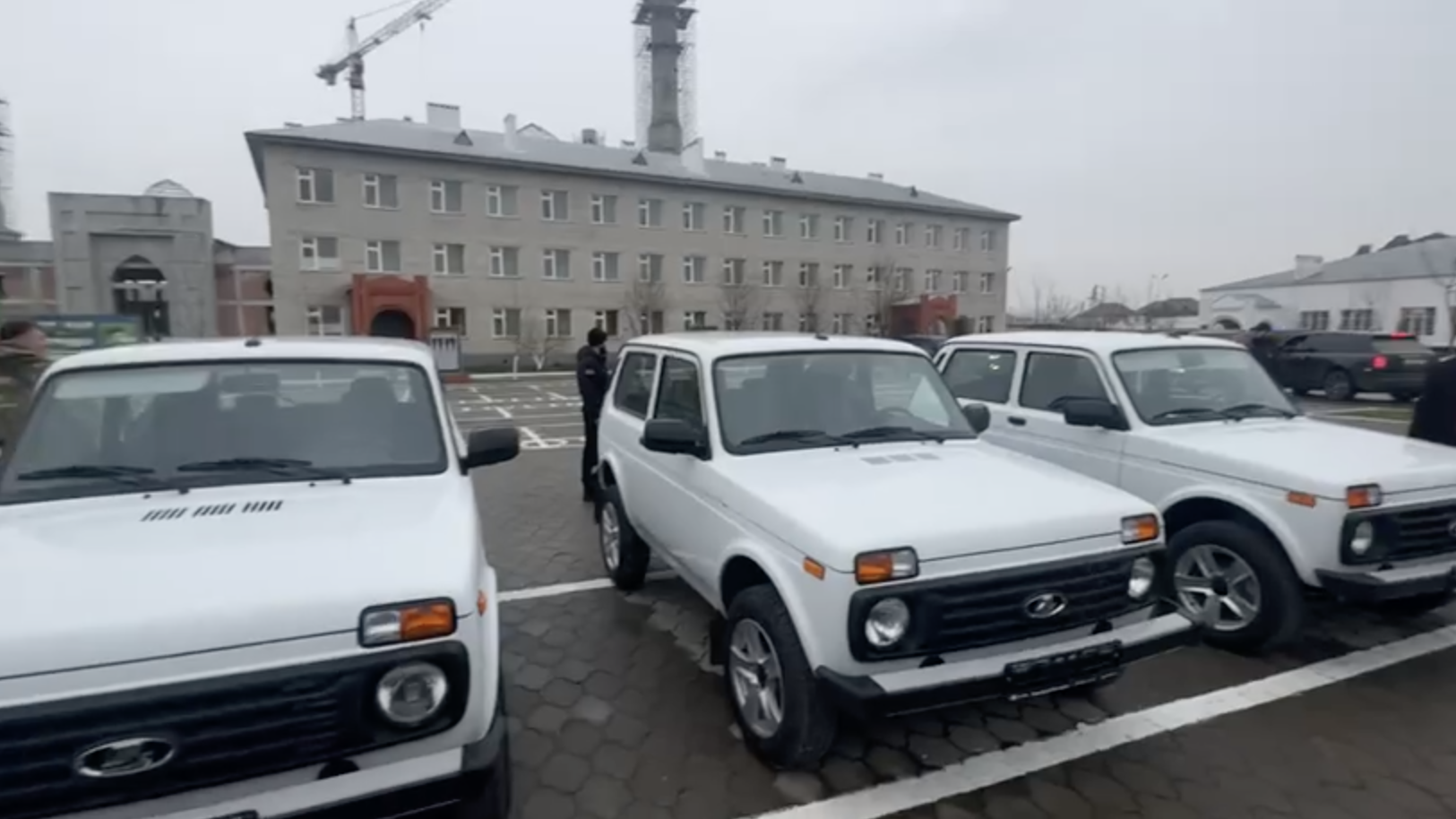 Автомобили Нива, переданные военному комиссариату Чечни Дмитрием Медведевым Автомобили Нива, переданные военному комиссариату Чечни Дмитрием Медведевым - РИА Новости, 1920, 19.02.2024