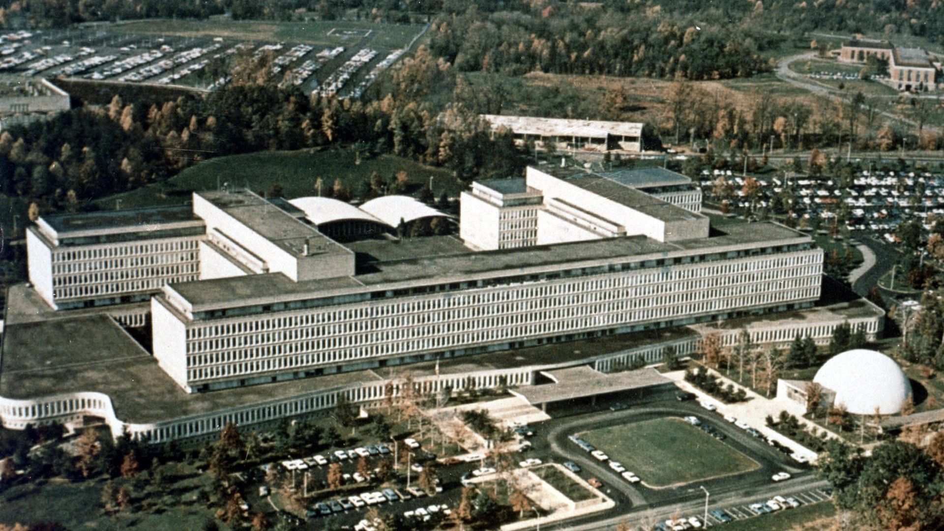 Штаб-квартира ЦРУ в Лэнгли, штат Вирджиния. 1979 год Штаб-квартира ЦРУ в Лэнгли, штат Вирджиния. 1979 год - РИА Новости, 1920, 13.11.2024