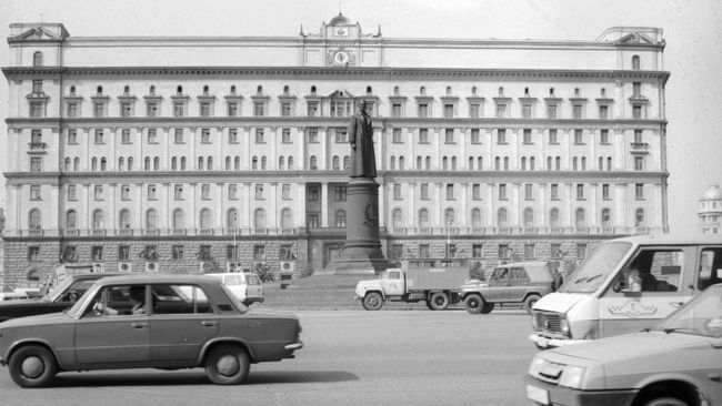 Памятник Ф. Э. Дзержинскому у здания Комитета государственной безопасности СССР