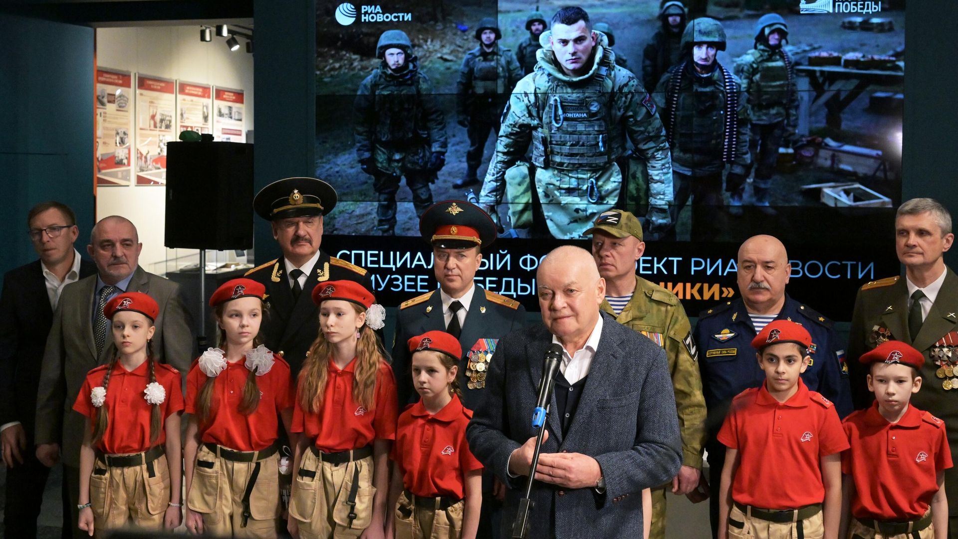 Генеральный директор медиагруппы Россия сегодня Дмитрий Киселев выступает на церемонии открытия выставки фотопроекта РИА Новости Защитники в Музее Победы в Москве Генеральный директор медиагруппы Россия сегодня Дмитрий Киселев выступает на церемонии открытия выставки фотопроекта РИА Новости Защитники в Музее Победы в Москве - РИА Новости, 1920, 20.02.2024