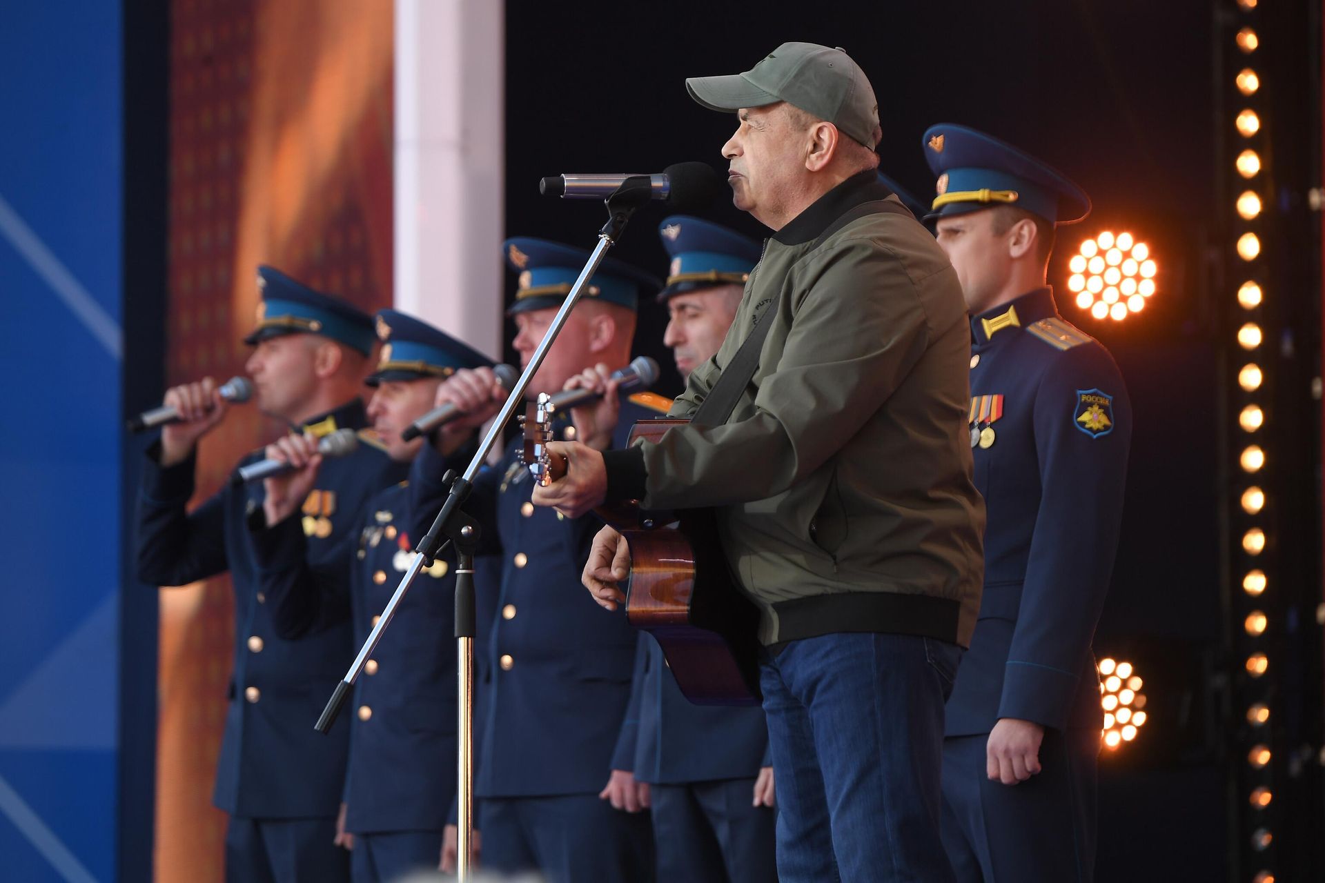 Лидер и солист музыкальной группы Любэ Николай Расторгуев выступает на праздничном концерте, посвященном Дню России, на Красной площади в Москве Лидер и солист музыкальной группы Любэ Николай Расторгуев выступает на праздничном концерте, посвященном Дню России, на Красной площади в Москве - РИА Новости, 1920, 20.02.2024