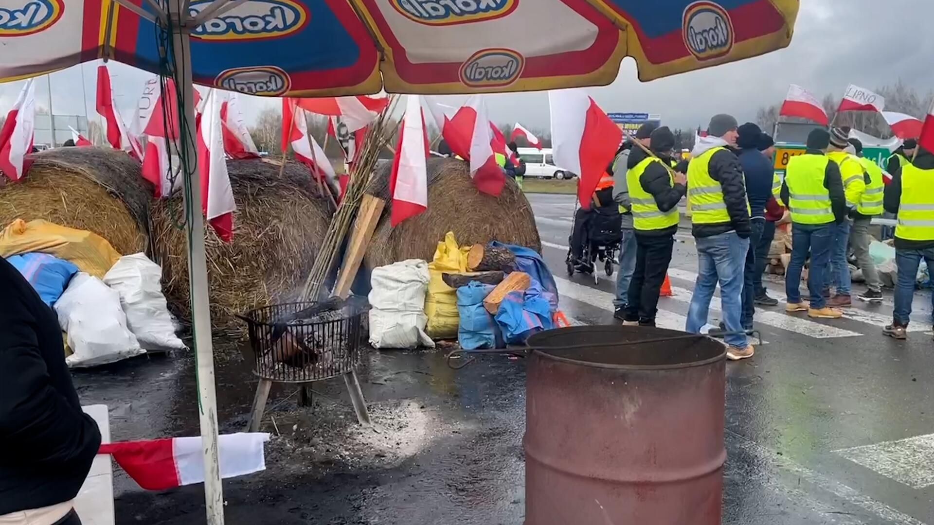 Сено на дороге и костры: протесты польских фермеров на границе с Украиной Сено на дороге и костры: протесты польских фермеров на границе с Украиной - РИА Новости, 1920, 20.02.2024