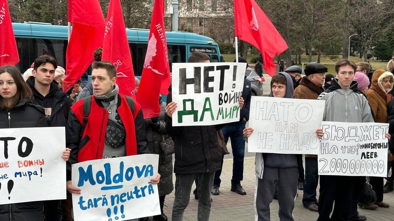 Участники акции протеста против вступления в НАТО в Кишиневе, Молдавия - РИА Новости, 1920, 17.11.2024