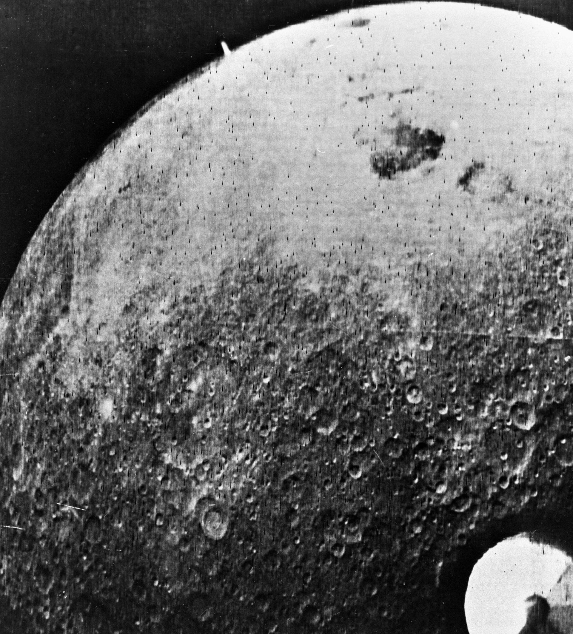 Обратная сторона Луны. Большое пятно справа – Восточное море Обратная сторона Луны. Большое пятно справа – Восточное море - РИА Новости, 1920, 20.02.2024