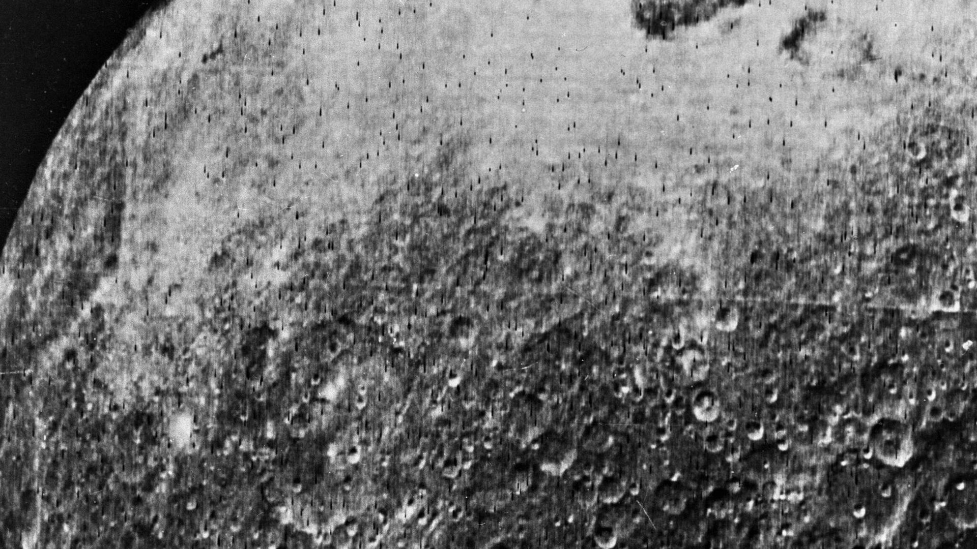 Обратная сторона Луны. Большое пятно справа – Восточное море Обратная сторона Луны. Большое пятно справа – Восточное море - РИА Новости, 1920, 08.08.2024