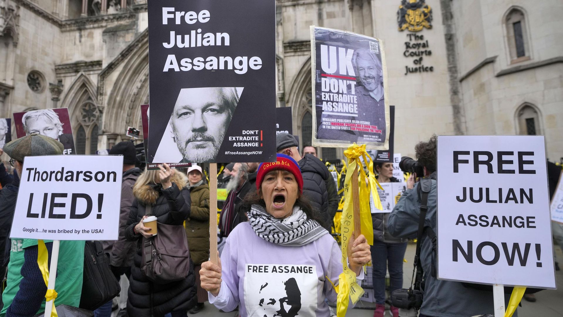 Акция в поддержку основателя WikiLeaks Джулиана Ассанжа перед зданием Высокого суда в Лондоне Акция в поддержку основателя WikiLeaks Джулиана Ассанжа перед зданием Высокого суда в Лондоне - РИА Новости, 1920, 13.03.2025