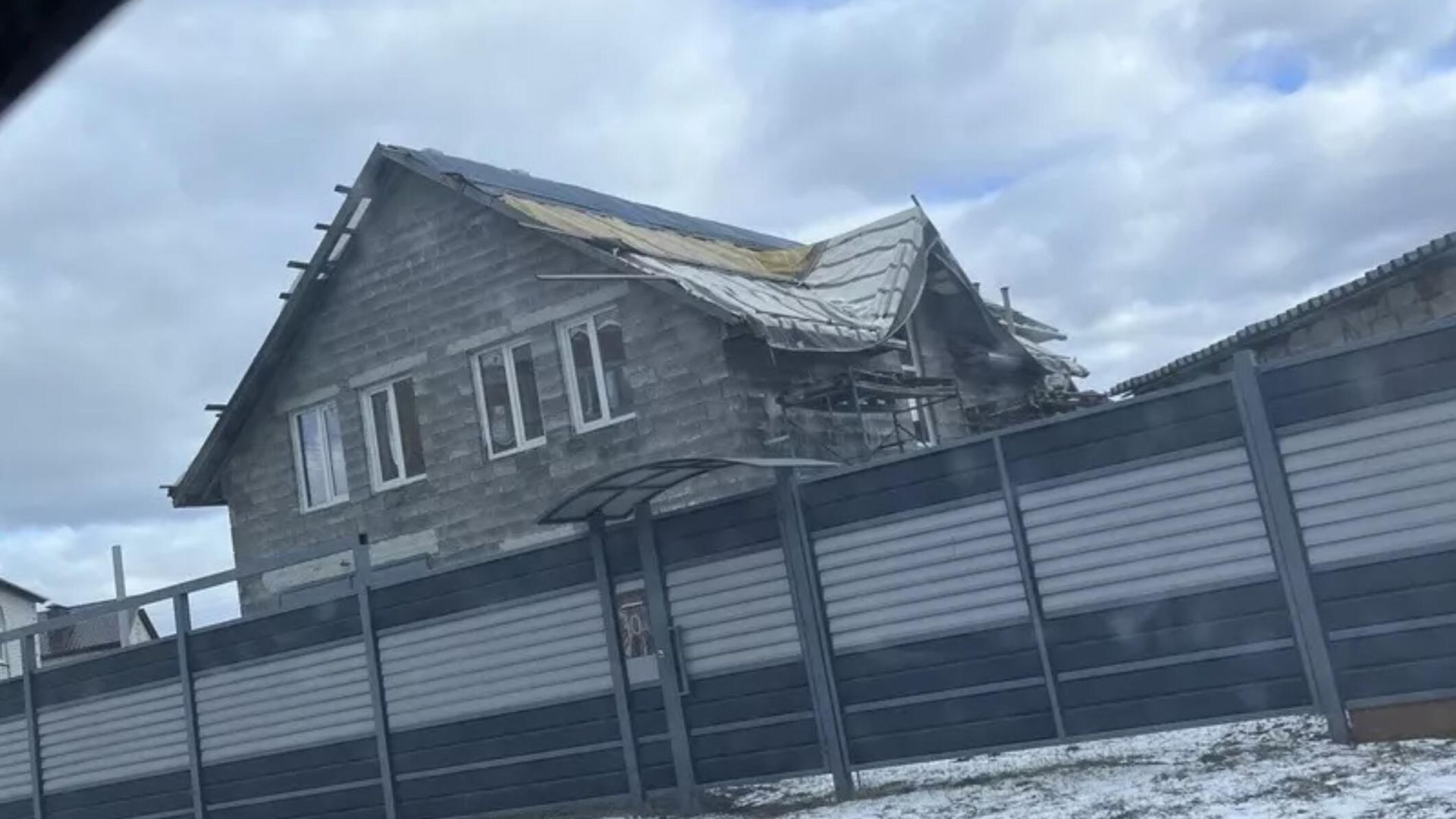 Крыша частного дома в Белгороде в цветах флага Украины Крыша частного дома в Белгороде в цветах флага Украины - РИА Новости, 1920, 20.02.2024