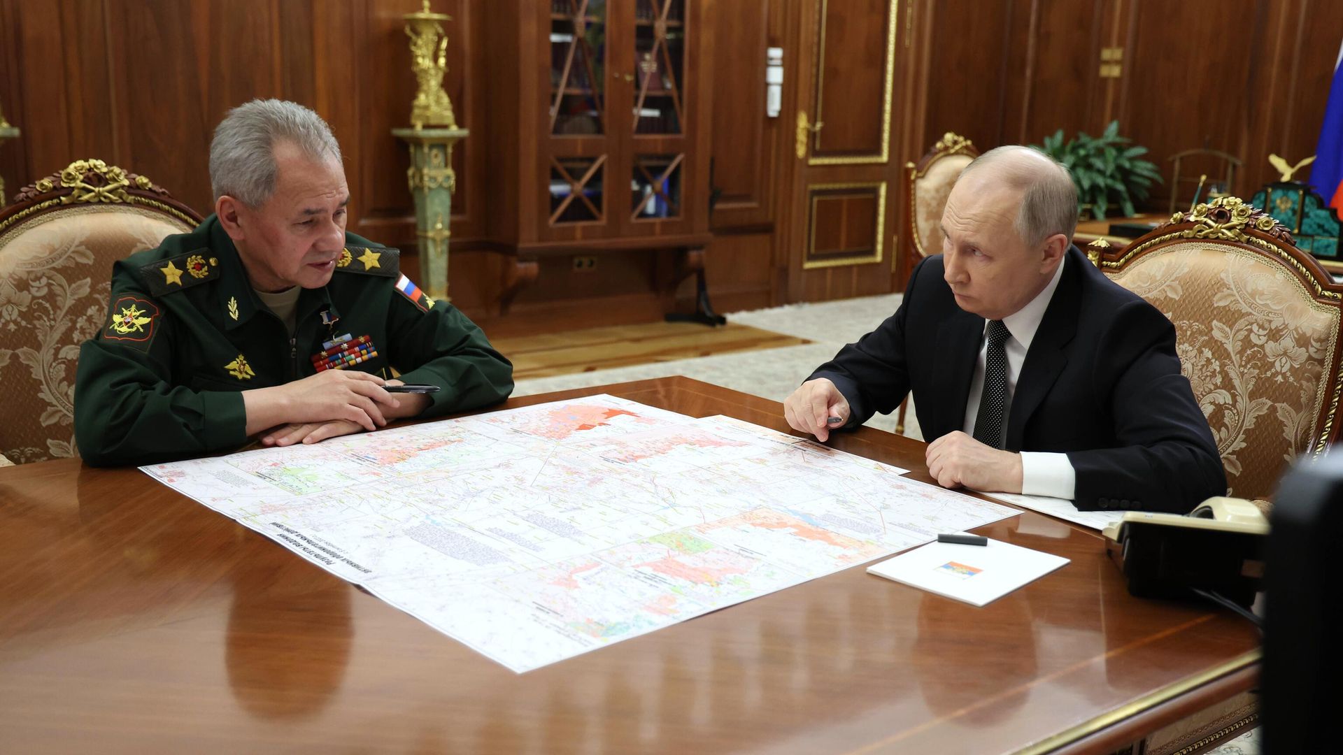 Президент России Владимир Путин и министр обороны Сергей Шойгу во время встречи - РИА Новости, 1920, 20.02.2024