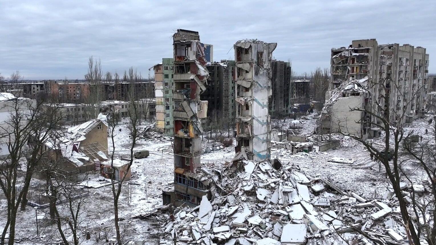 Разрушенные жилые дома на одной из улиц в Авдеевке. Стоп-кадр видео - РИА Новости, 1920, 22.02.2024