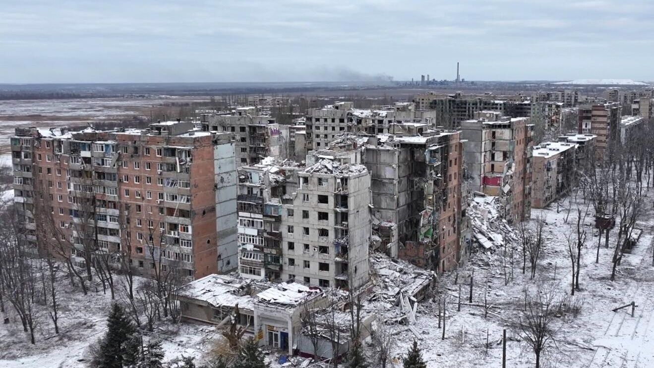 Разрушенные жилые дома на одной из улиц в Авдеевке. Стоп-кадр видео Разрушенные жилые дома на одной из улиц в Авдеевке. Стоп-кадр видео - РИА Новости, 1920, 21.02.2024