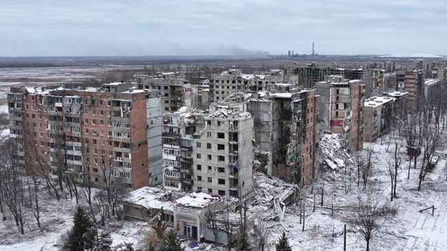 Разрушенные жилые дома на одной из улиц в Авдеевке. Стоп-кадр видео
