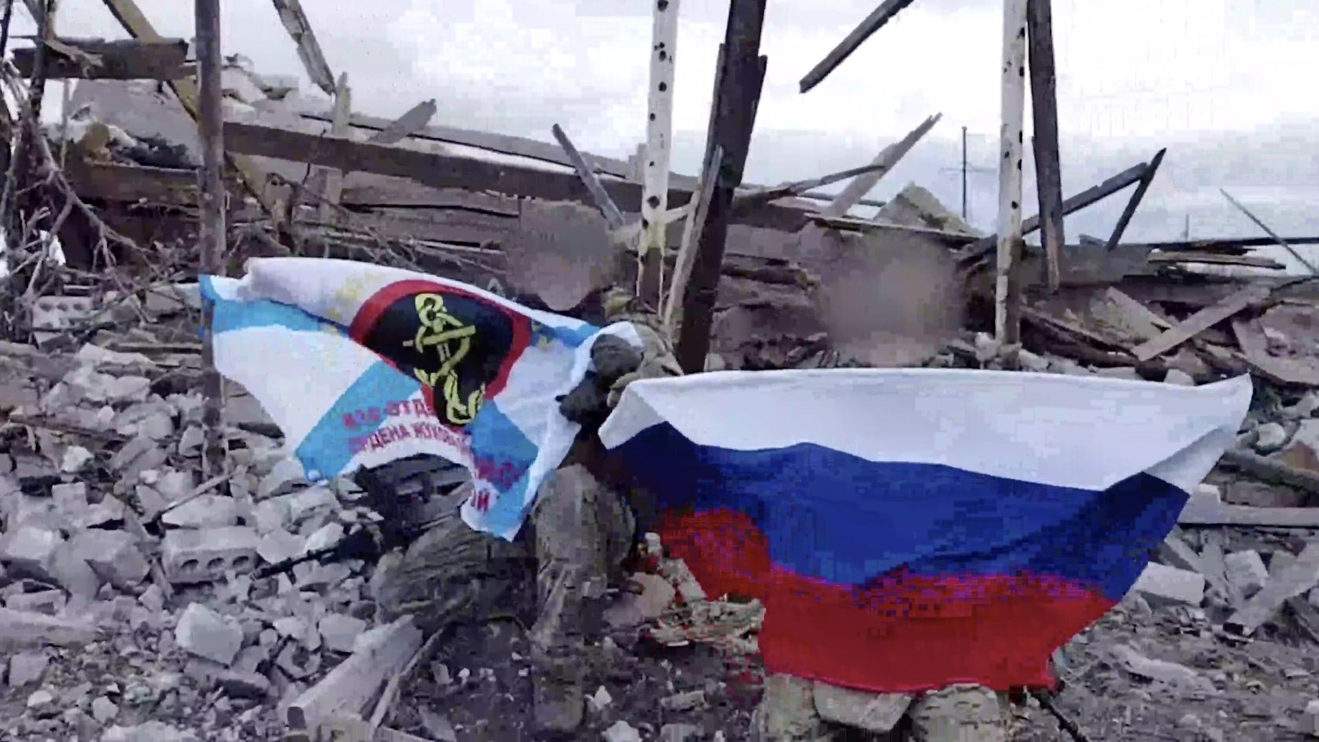 Российские военнослужащие разворачивают флаг России в селе Крынки. Кадр видео - РИА Новости, 1920, 24.02.2024