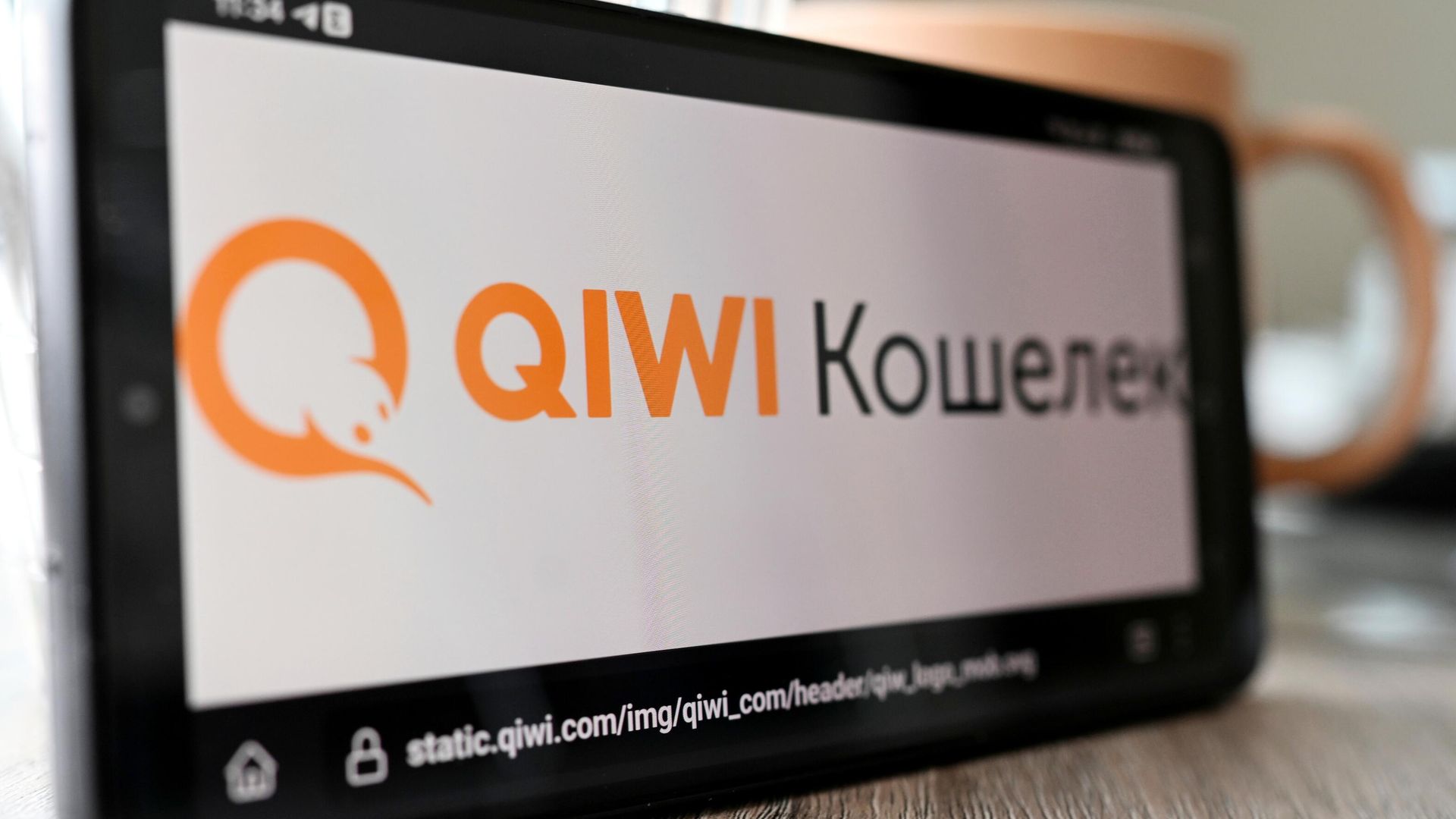 Страница сайта QIWI на экране смартфона Страница сайта QIWI на экране смартфона - РИА Новости, 1920, 21.02.2024