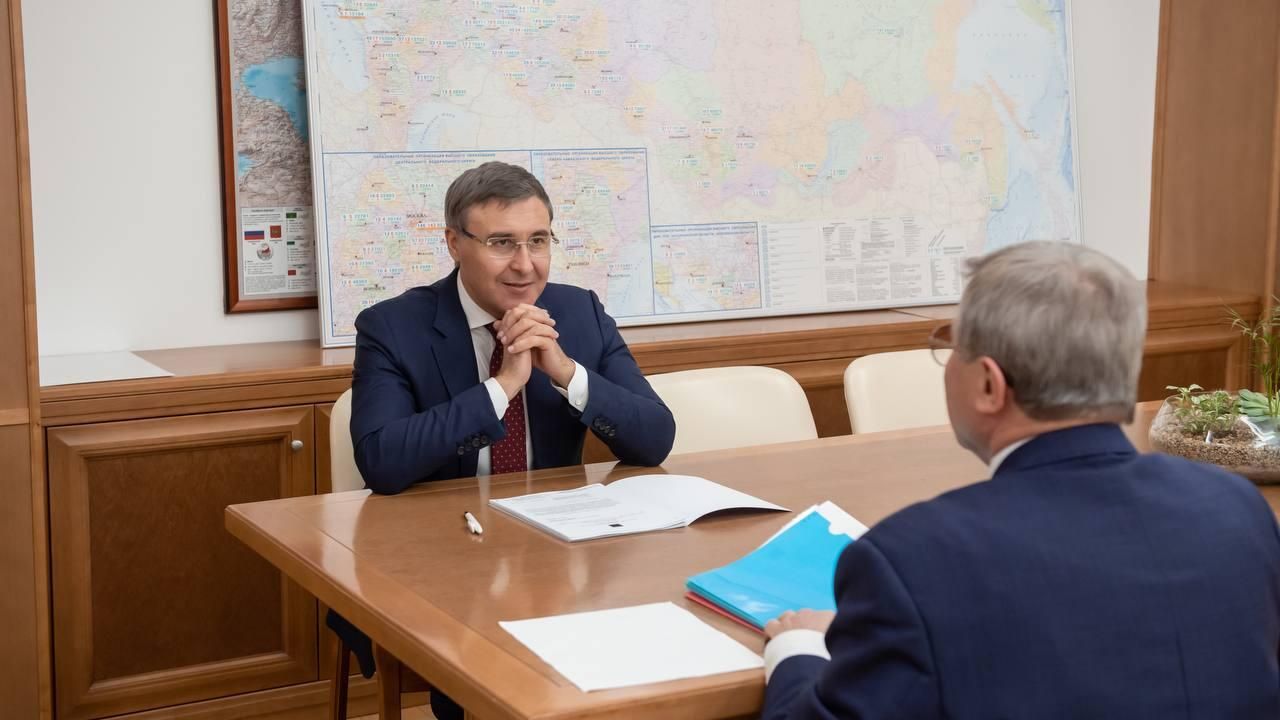 Министр науки и образования России Валерий Фальков и первый заместитель председателя комитета Государственной думы по науке и высшему образованию Олег Смолин во время встречи Министр науки и образования России Валерий Фальков и первый заместитель председателя комитета Государственной думы по науке и высшему образованию Олег Смолин во время встречи - РИА Новости, 1920, 21.02.2024