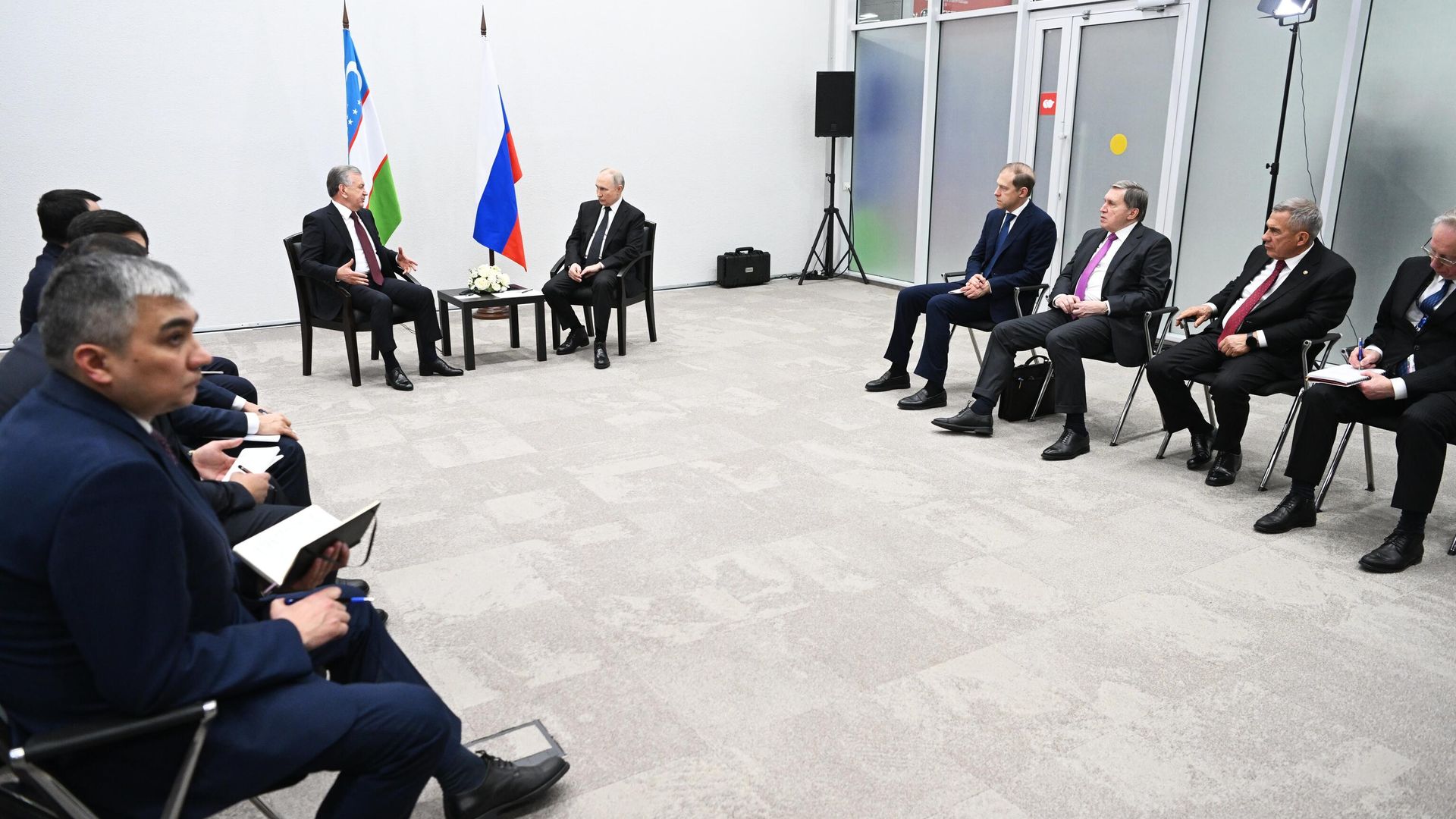 Президент РФ Владимир Путин и президент Узбекистана Шавкат Мирзиеев во время встречи в Казани Президент РФ Владимир Путин и президент Узбекистана Шавкат Мирзиеев во время встречи в Казани - РИА Новости, 1920, 21.02.2024