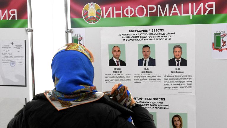Женщина знакомится с информацией о кандидатах в депутаты Палаты представителей Национального Собрания Республики Беларусь. 20 февраля 2024 Женщина знакомится с информацией о кандидатах в депутаты Палаты представителей Национального Собрания Республики Беларусь. 20 февраля 2024
