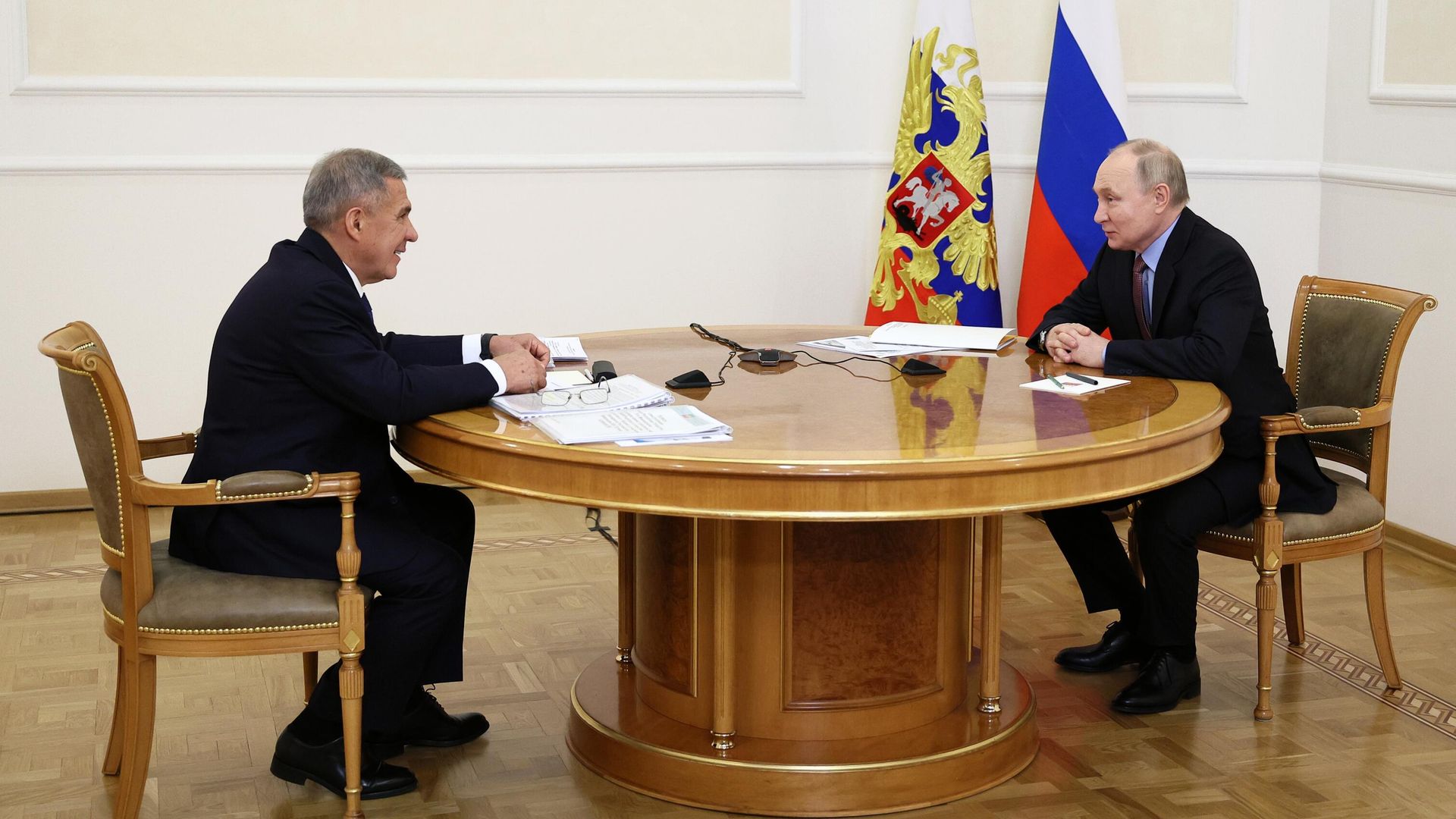 Президент РФ Владимир Путин и глава Республики Татарстан Рустам Минниханов во время встречи Президент РФ Владимир Путин и глава Республики Татарстан Рустам Минниханов во время встречи - РИА Новости, 1920, 22.02.2024