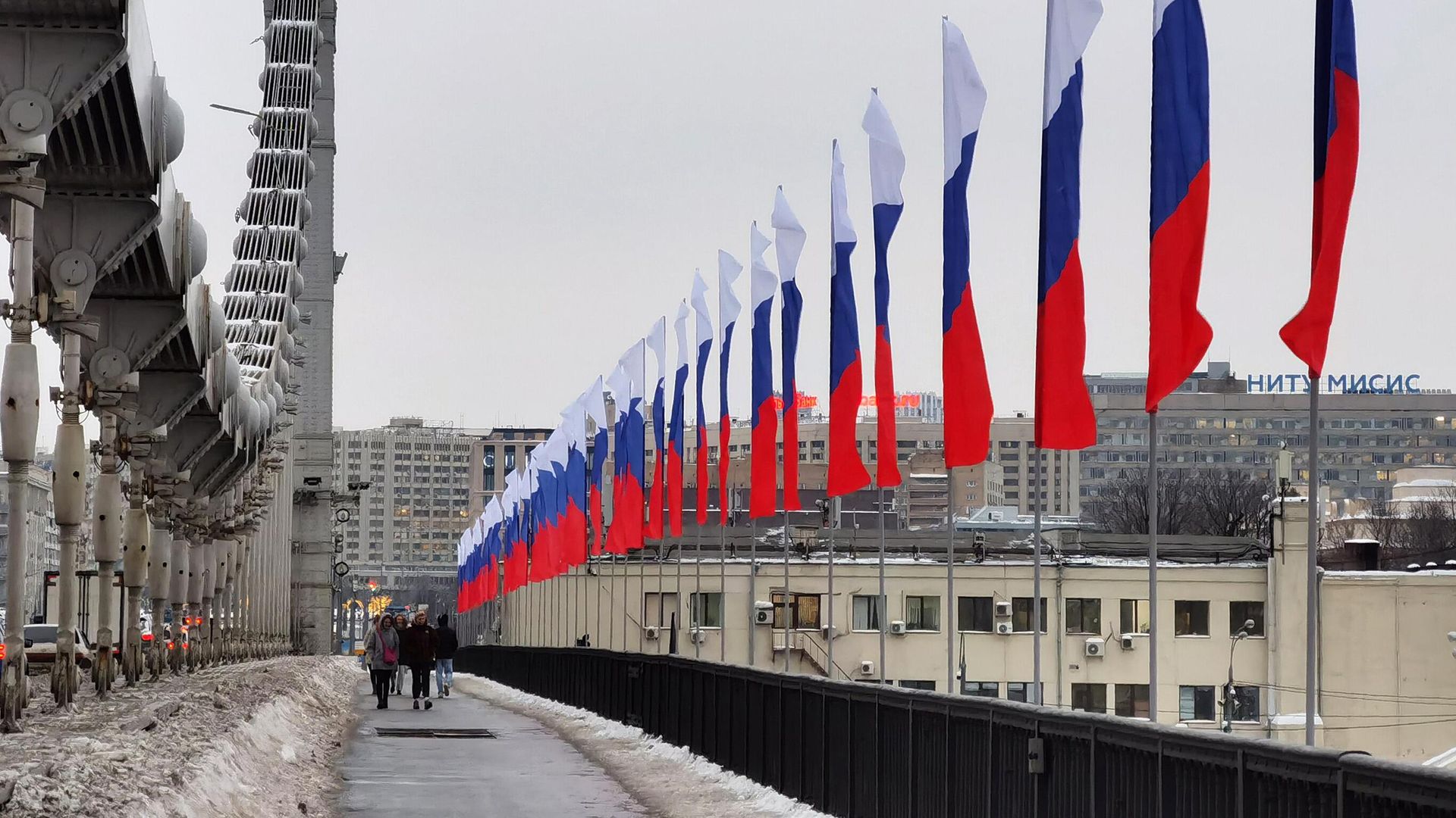 Украшенный триколорами Крымский мост в центре Москвы ко Дню Защитника Отечества Украшенный триколорами Крымский мост в центре Москвы ко Дню Защитника Отечества - РИА Новости, 1920, 22.02.2024