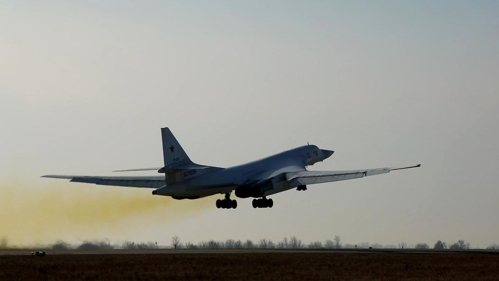 Стратегический бомбардировщик-ракетоносец Ту-160 ВКС России Стратегический бомбардировщик-ракетоносец Ту-160 ВКС России - РИА Новости, 1920, 14.09.2024