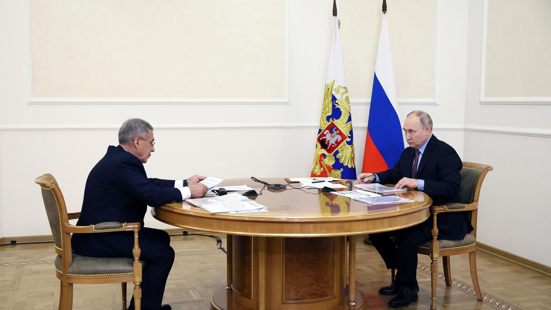 Президент РФ Владимир Путин и глава Республики Татарстан Рустам Минниханов во время встречи Президент РФ Владимир Путин и глава Республики Татарстан Рустам Минниханов во время встречи - РИА Новости, 1920, 22.02.2024