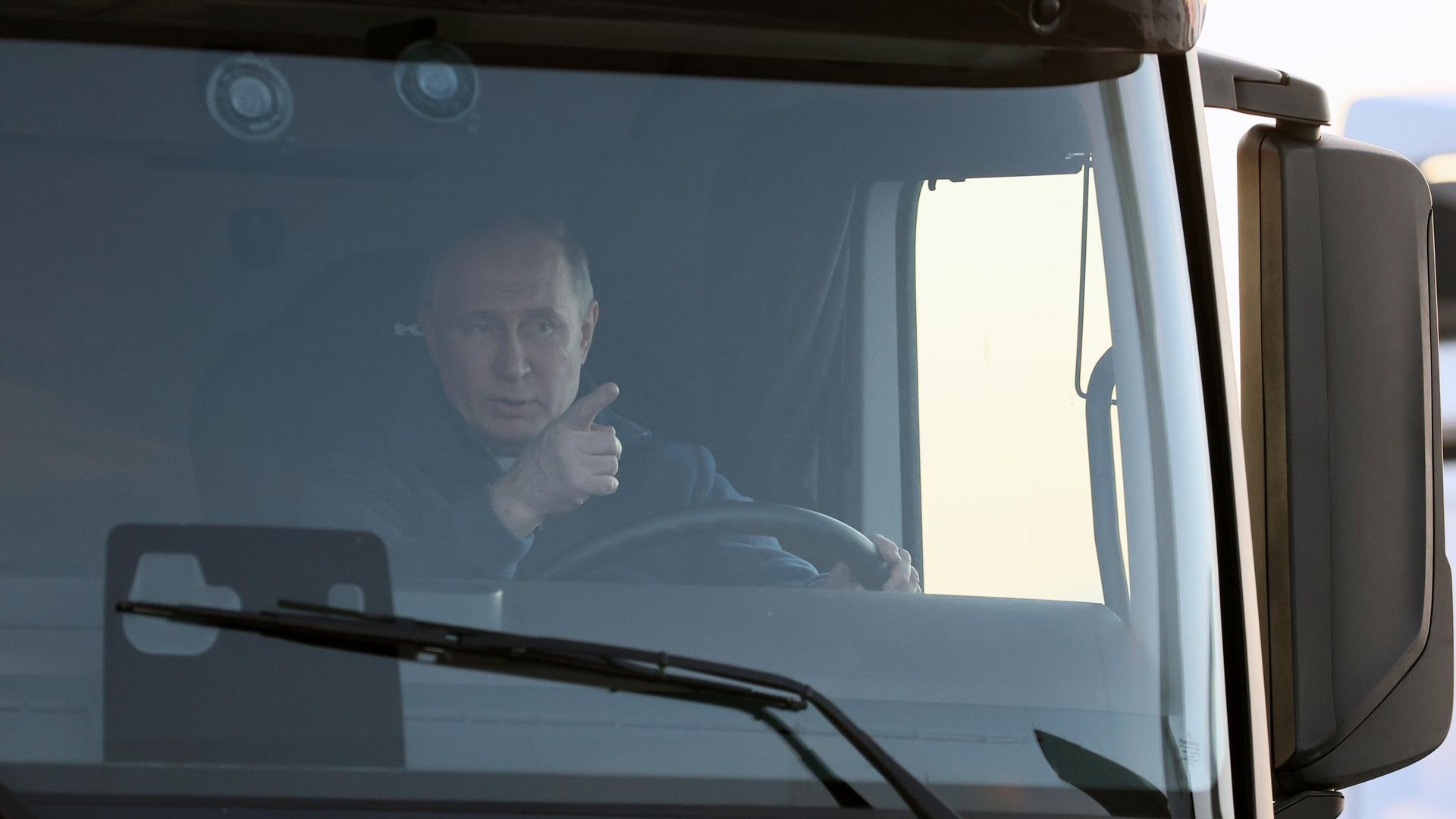 Президент РФ Владимир Путин управляет автомобилем КамАЗ во время поездки по автомобильной дороге М-12 Восток Президент РФ Владимир Путин управляет автомобилем КамАЗ во время поездки по автомобильной дороге М-12 Восток - РИА Новости, 1920, 22.02.2024