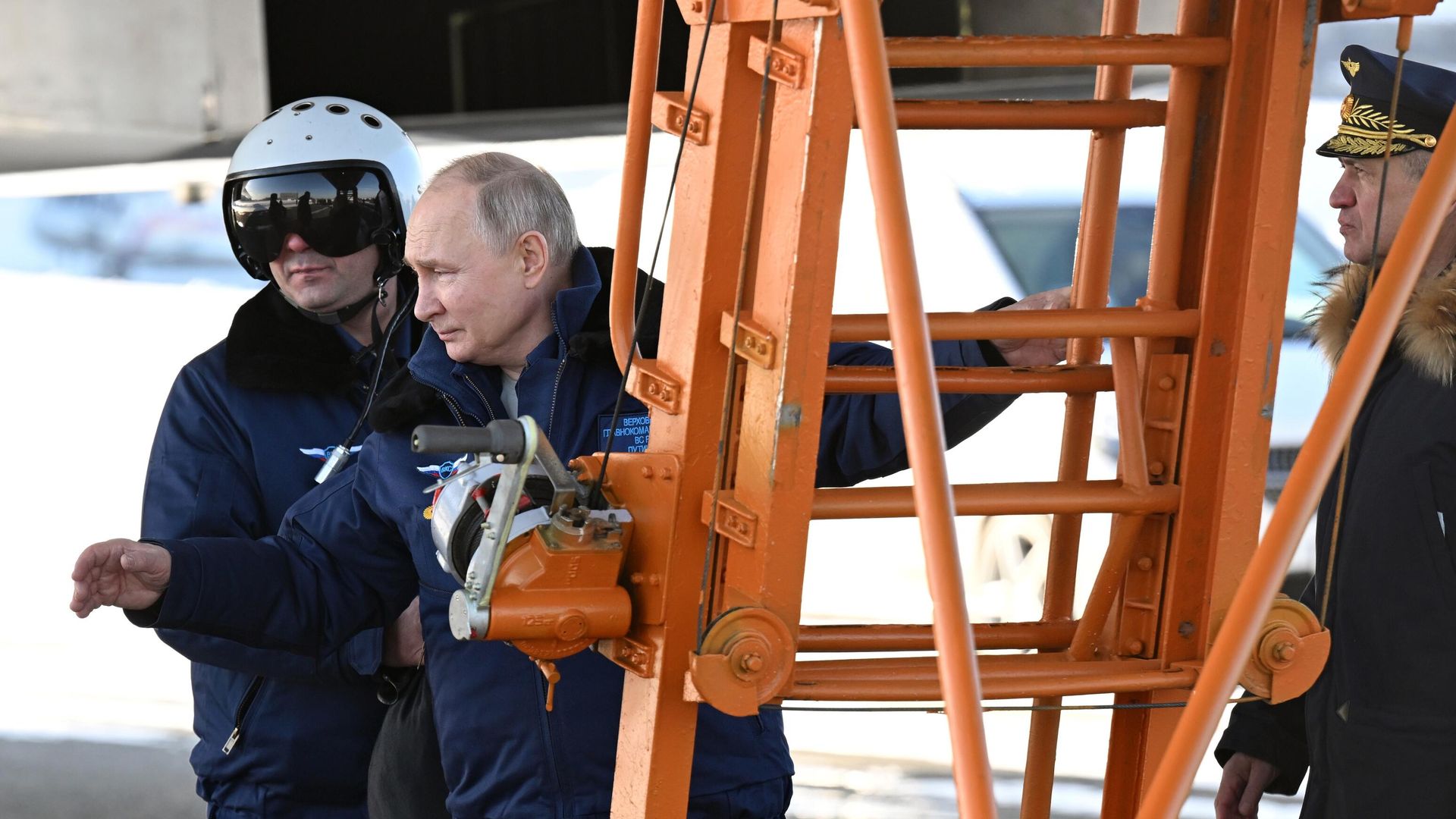 Президент РФ Владимир Путин перед полетом на модернизированном стратегическом ракетоносце Ту-160М Президент РФ Владимир Путин перед полетом на модернизированном стратегическом ракетоносце Ту-160М - РИА Новости, 1920, 22.02.2024