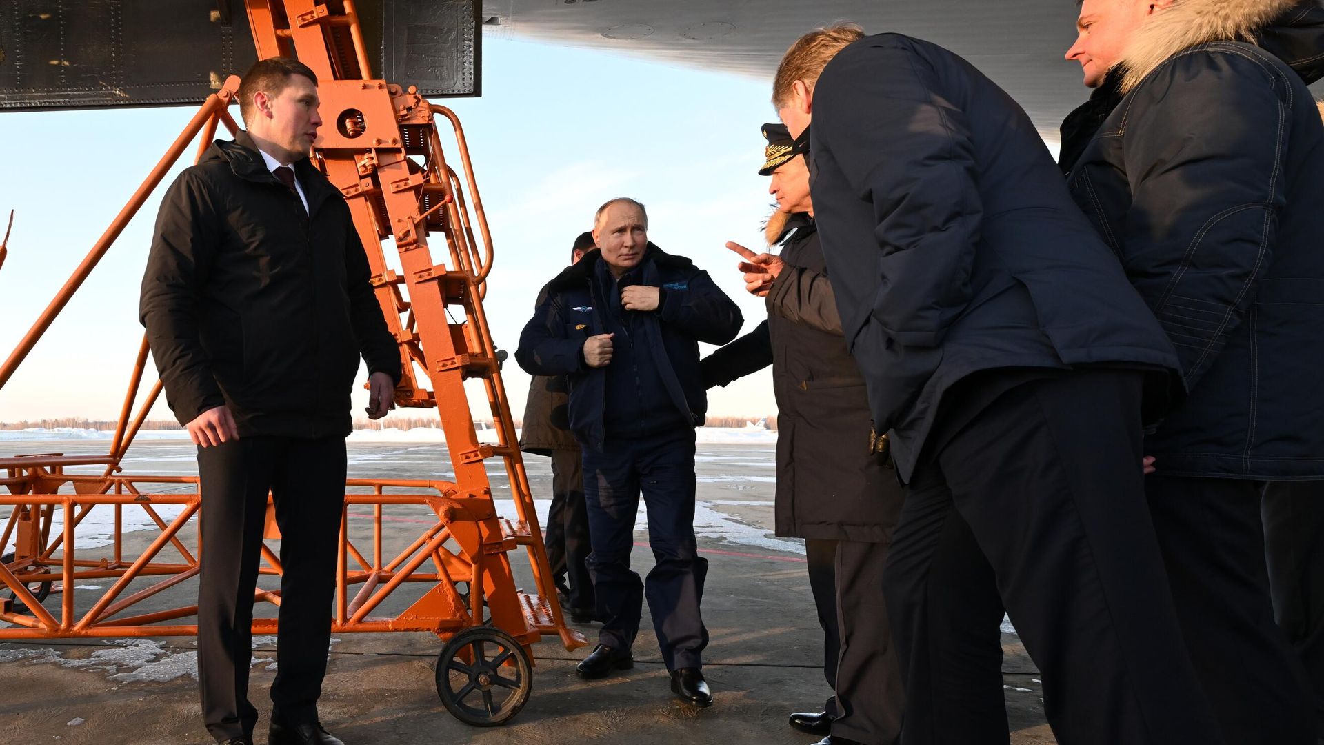 Президент РФ Владимир Путин после полета на модернизированном стратегическом ракетоносце Ту-160М. 22 февраля 2024 Президент РФ Владимир Путин после полета на модернизированном стратегическом ракетоносце Ту-160М. 22 февраля 2024 - РИА Новости, 1920, 22.02.2024