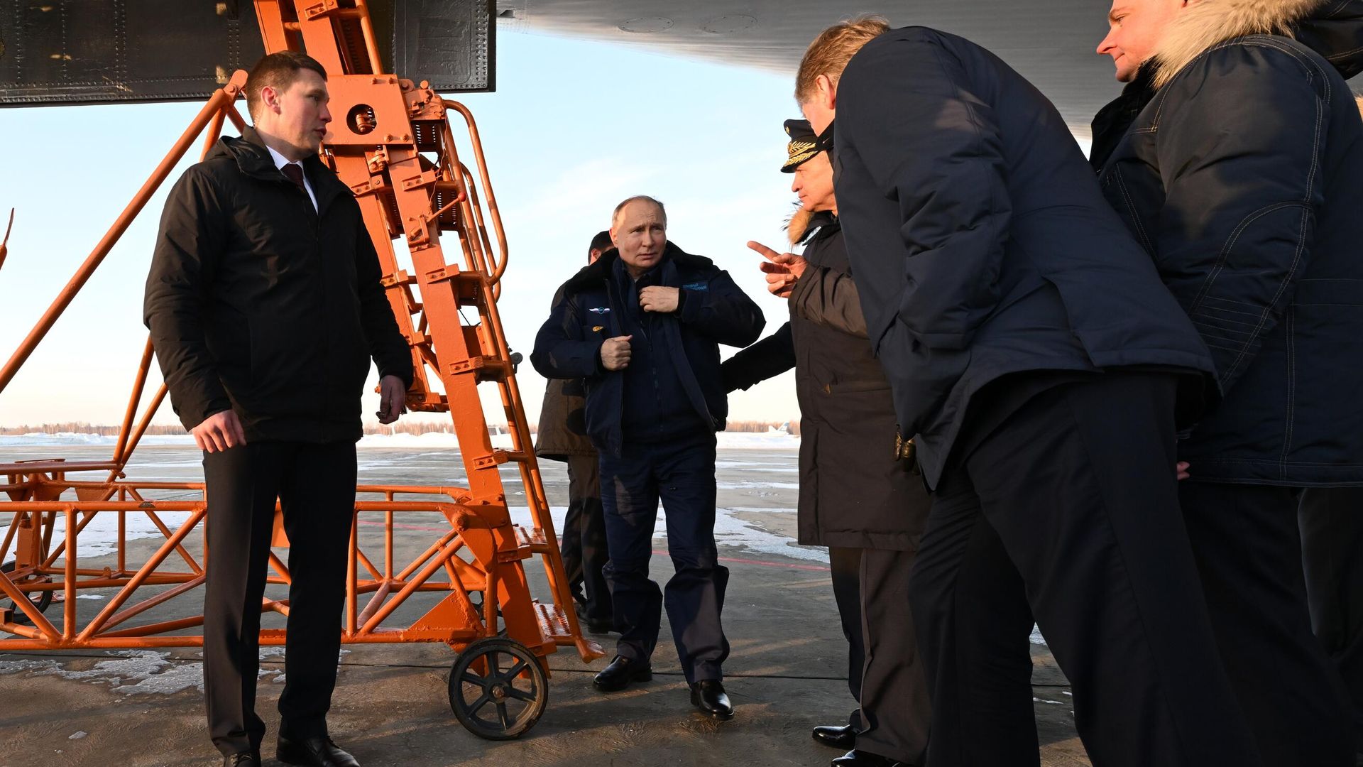 Президент РФ Владимир Путин после полета на модернизированном стратегическом ракетоносце Ту-160М. 22 февраля 2024 Президент РФ Владимир Путин после полета на модернизированном стратегическом ракетоносце Ту-160М. 22 февраля 2024 - РИА Новости, 1920, 22.02.2024