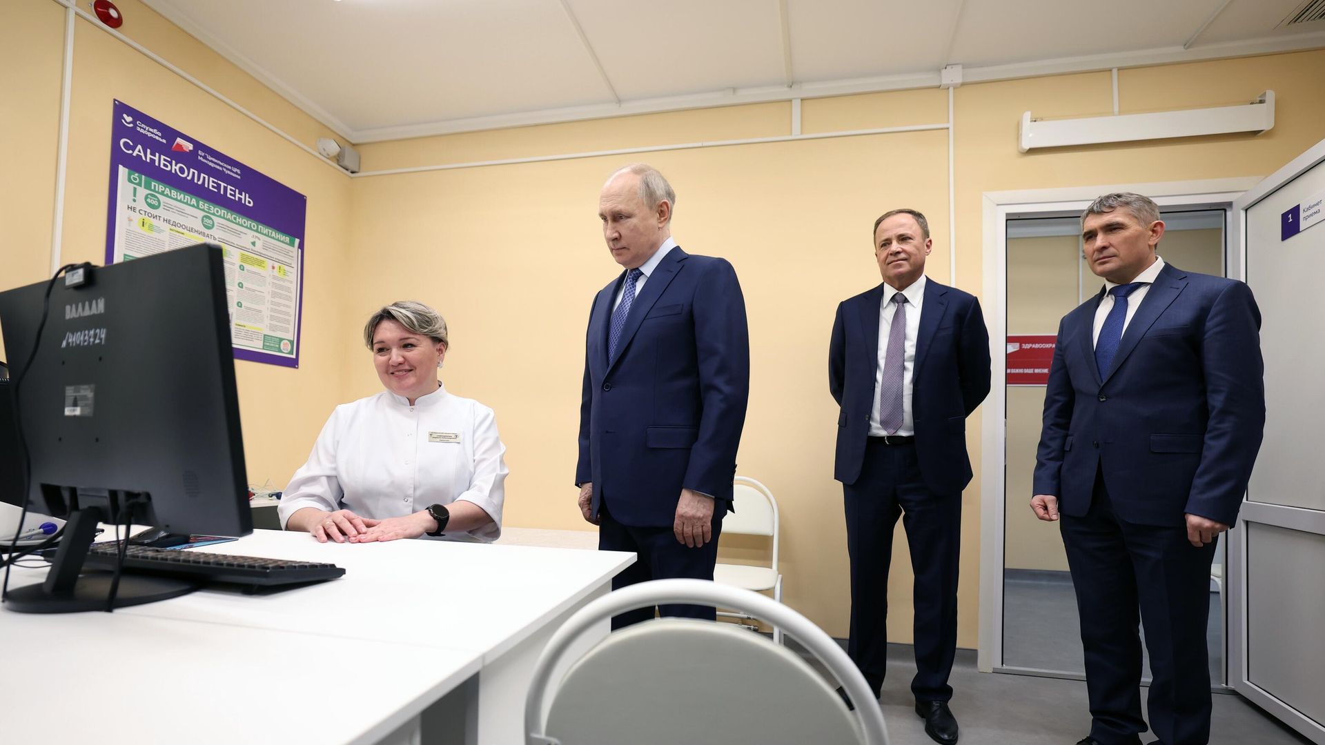 Президент РФ Владимир Путин и главный врач Цивильской центральной районной больницы Анджела Спиридонова во время посещения фельдшерско-акушерского пункта в селе Рындино. 22 февраля 2024 Президент РФ Владимир Путин и главный врач Цивильской центральной районной больницы Анджела Спиридонова во время посещения фельдшерско-акушерского пункта в селе Рындино. 22 февраля 2024 - РИА Новости, 1920, 22.02.2024
