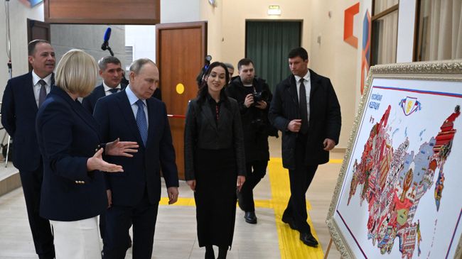 Президент РФ Владимир Путин во время посещения Центра культурного развития в Цивильске. 22 февраля 2024 Президент РФ Владимир Путин во время посещения Центра культурного развития в Цивильске. 22 февраля 2024