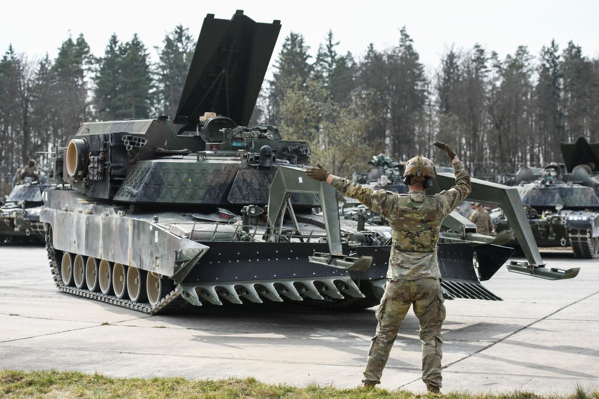 Военнослужащий армии США управляет штурмовой машиной M1150 Военнослужащий армии США управляет штурмовой машиной M1150 - РИА Новости, 1920, 27.04.2024