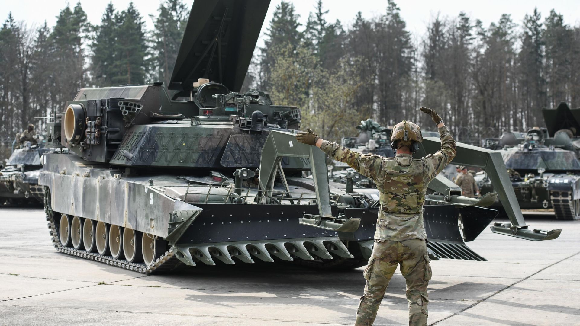 Военнослужащий армии США управляет штурмовой машиной M1150 - РИА Новости, 1920, 23.02.2024
