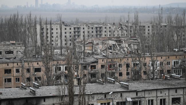 Поврежденные в ходе боев здания квартала Юбилейный в Авдеевке