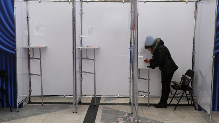 Женщина голосует на выборах депутатов нижней палаты парламента и местных советов Белоруссии на избирательном участке в Минске Женщина голосует на выборах депутатов нижней палаты парламента и местных советов Белоруссии на избирательном участке в Минске