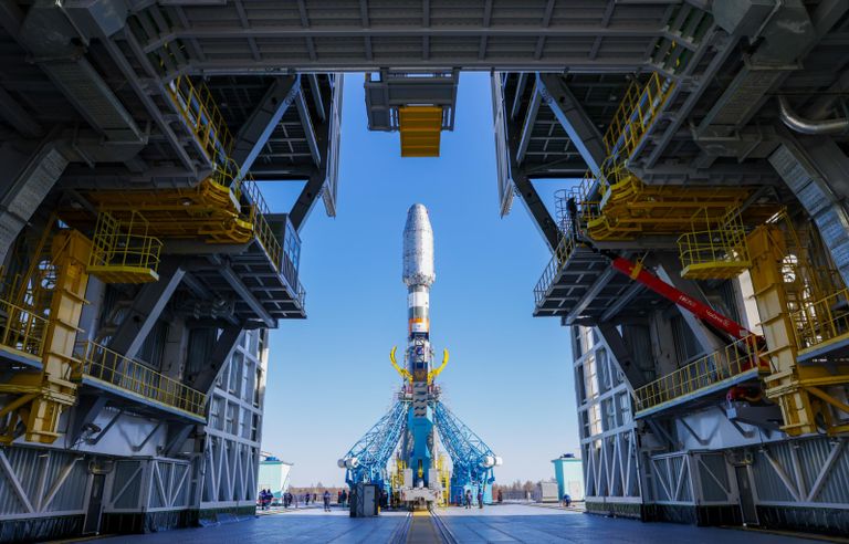 Транспортировка ракеты Союз-2.1б с гидрометеорологическим космическим аппаратом Метеор-М и 18 российскими и зарубежными попутными малыми спутниками на стартовый комплекс космодрома Восточный Транспортировка ракеты Союз-2.1б с гидрометеорологическим космическим аппаратом Метеор-М и 18 российскими и зарубежными попутными малыми спутниками на стартовый комплекс космодрома Восточный