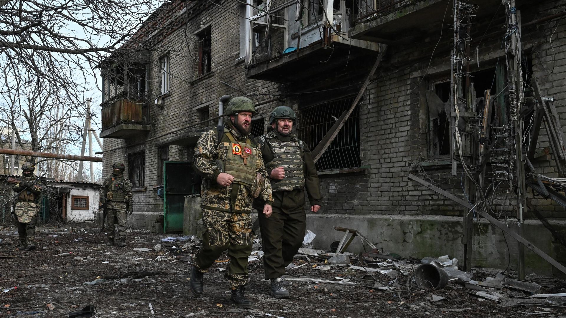 Военные священники иерей Роман Чебоненко и имам Хатыб Рафи Хамзат во время осмотра улиц Авдеевки саперами - РИА Новости, 1920, 26.02.2024