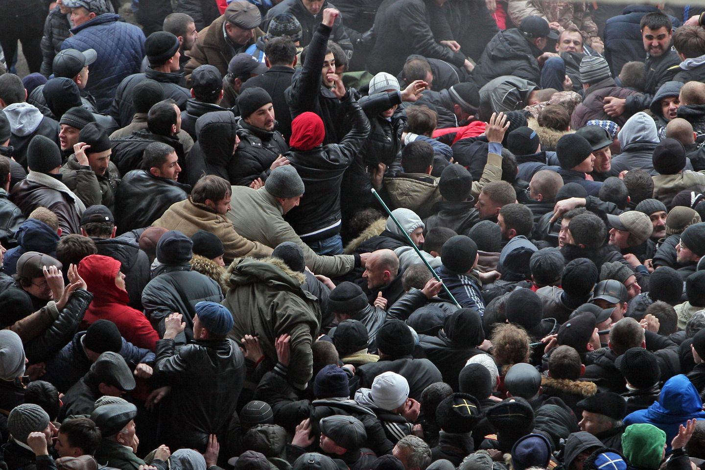 Участники митинга у здания Верховного совета Крыма в Симферополе Участники митинга у здания Верховного совета Крыма в Симферополе
