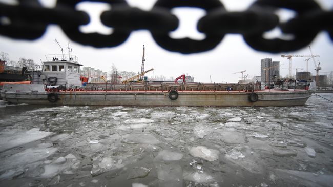 Вид с ледокола Норд во время дежурства на Москве-реке