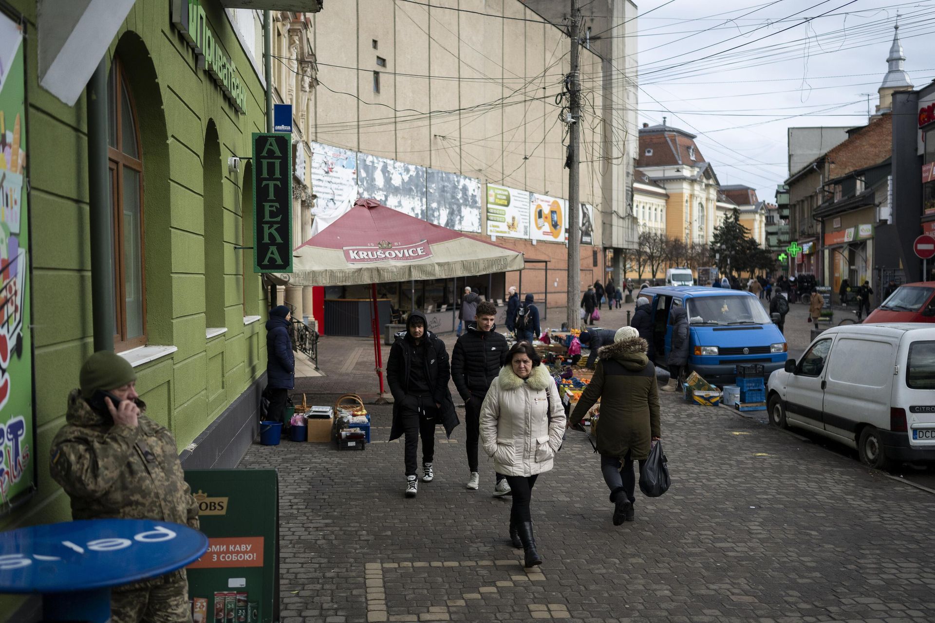 Люди гуляют по центру города Беречево в Закарпатской области Украины Люди гуляют по центру города Беречево в Закарпатской области Украины - РИА Новости, 1920, 04.04.2025