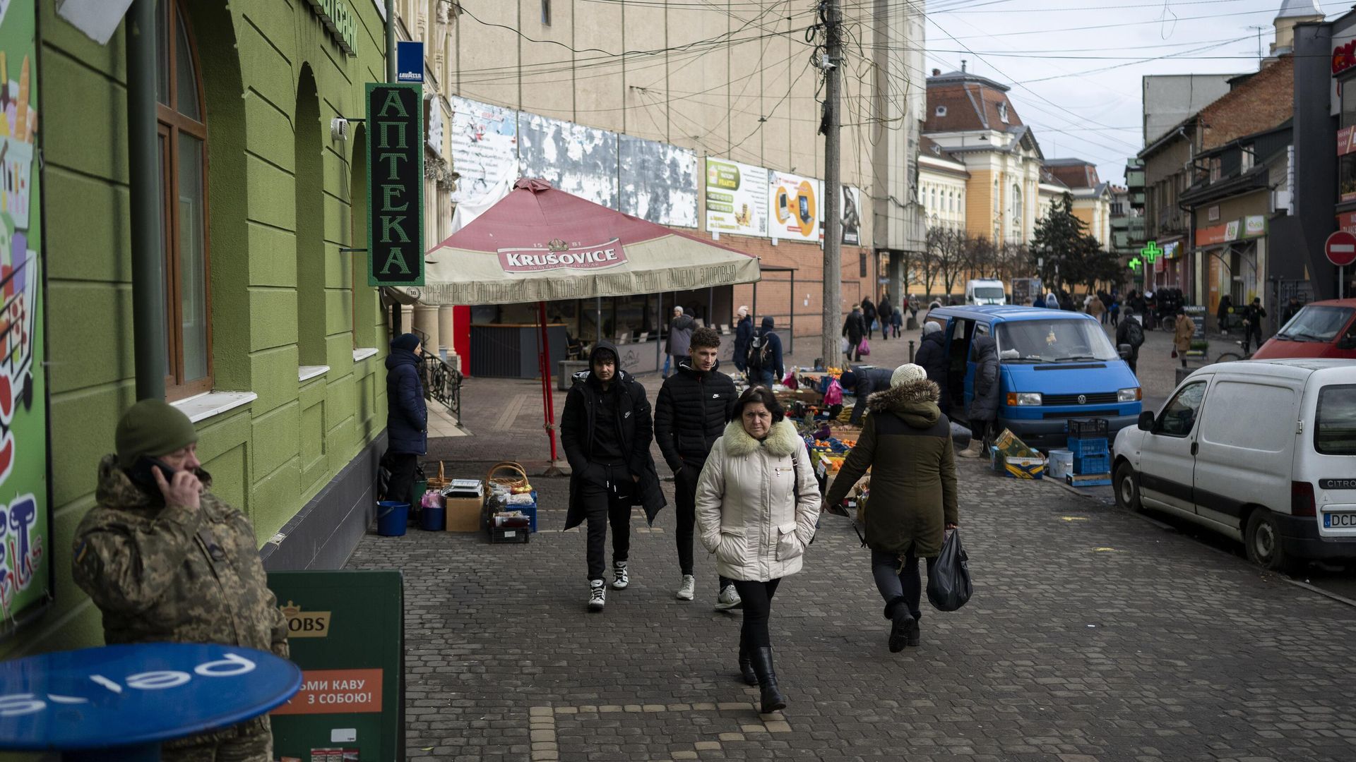Люди гуляют по центру города Беречево в Закарпатской области Украины Люди гуляют по центру города Беречево в Закарпатской области Украины - РИА Новости, 1920, 26.02.2024