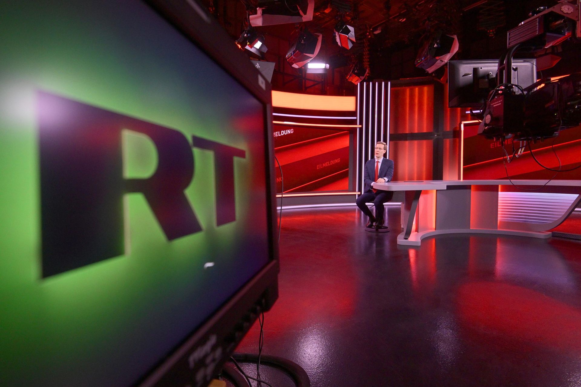 Ведущий в студии телеканала RT DE в Москве Ведущий в студии телеканала RT DE в Москве - РИА Новости, 1920, 18.10.2024