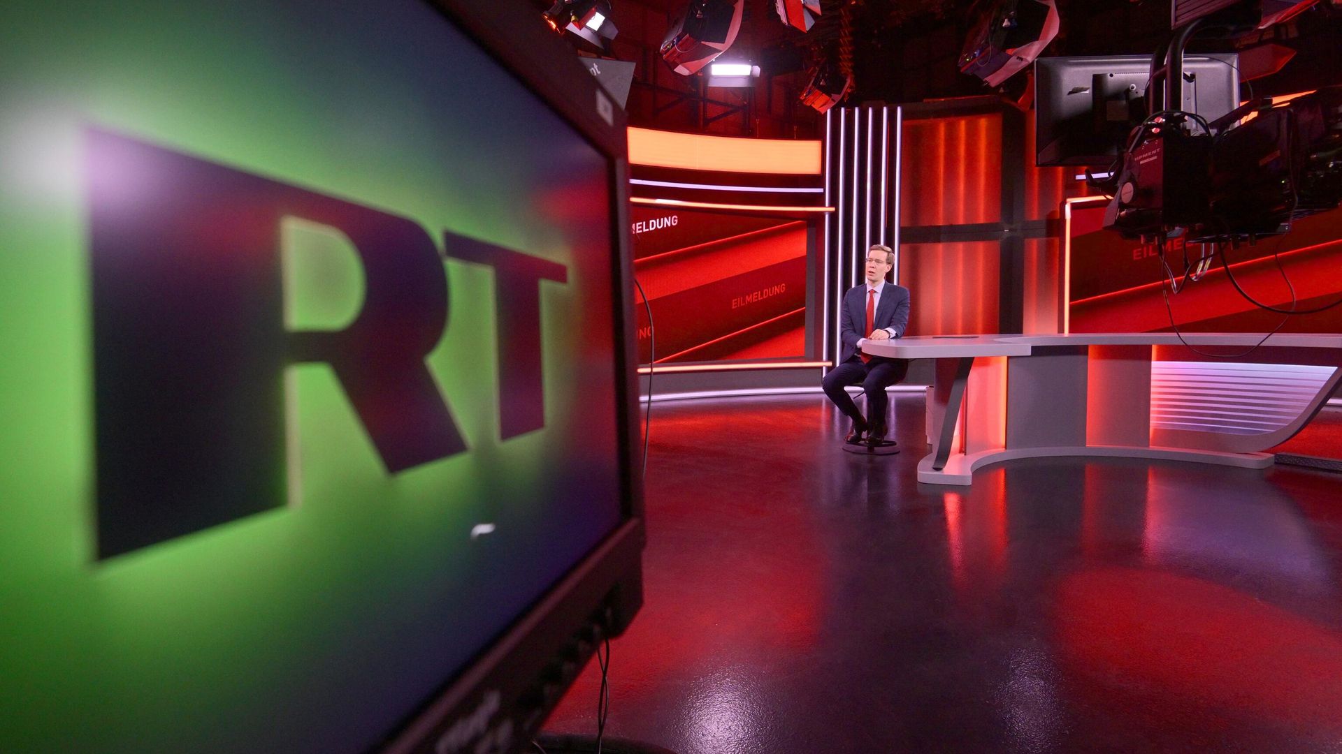 Ведущий в студии телеканала RT Ведущий в студии телеканала RT - РИА Новости, 1920, 11.02.2025