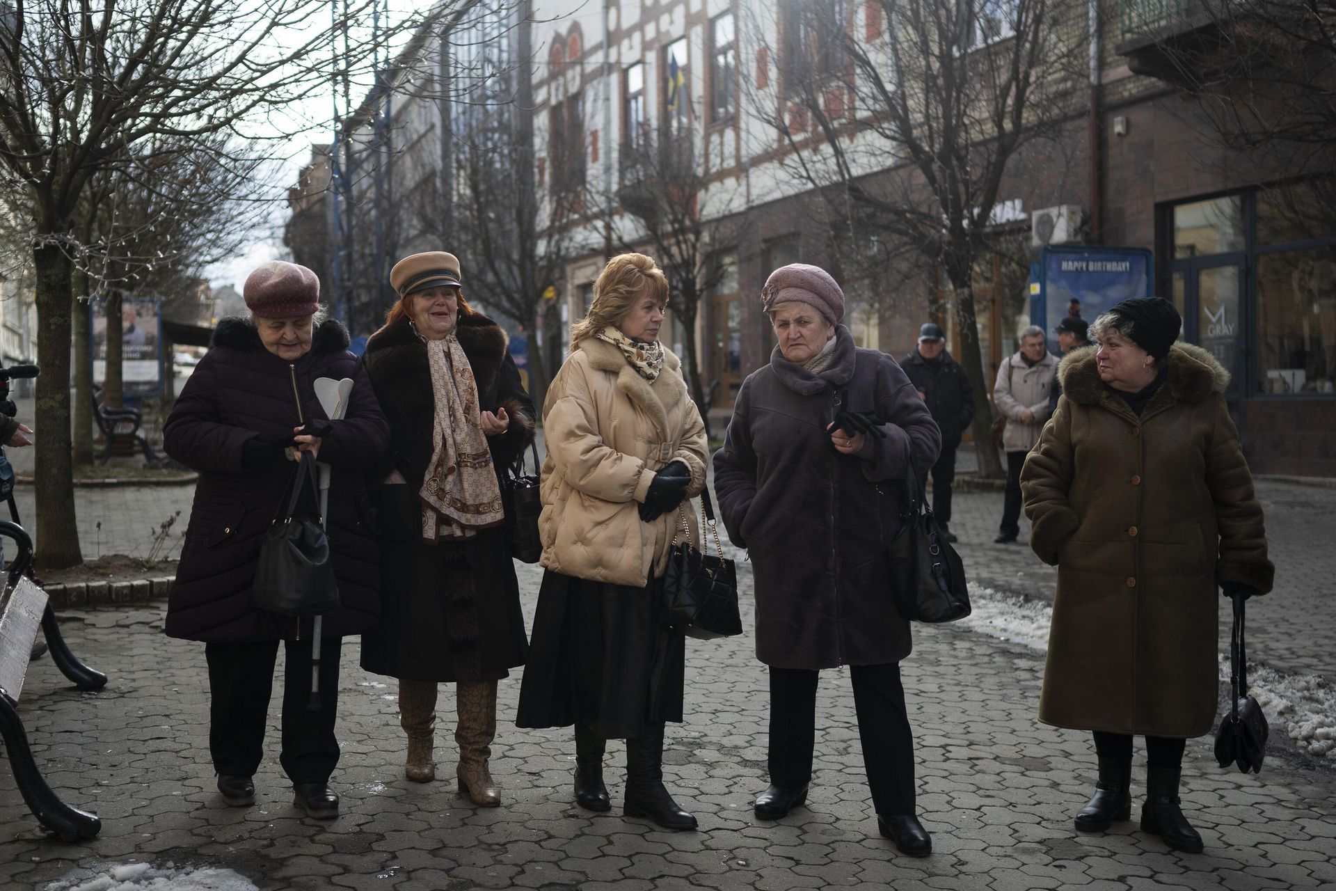 Члены этнического венгерского меньшинства Украины после посещения мессы в католической церкви в Ужгороде - РИА Новости, 1920, 03.09.2026