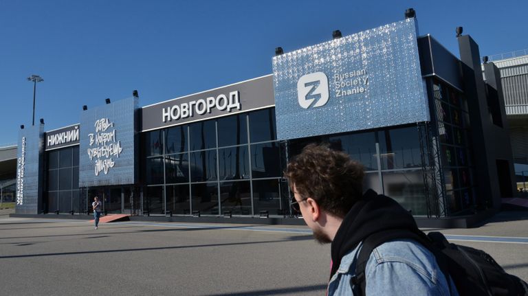 Прохожий на федеральной территории Сириус во время подготовки ко Всемирному фестивалю молодежи в Сочи Прохожий на федеральной территории Сириус во время подготовки ко Всемирному фестивалю молодежи в Сочи