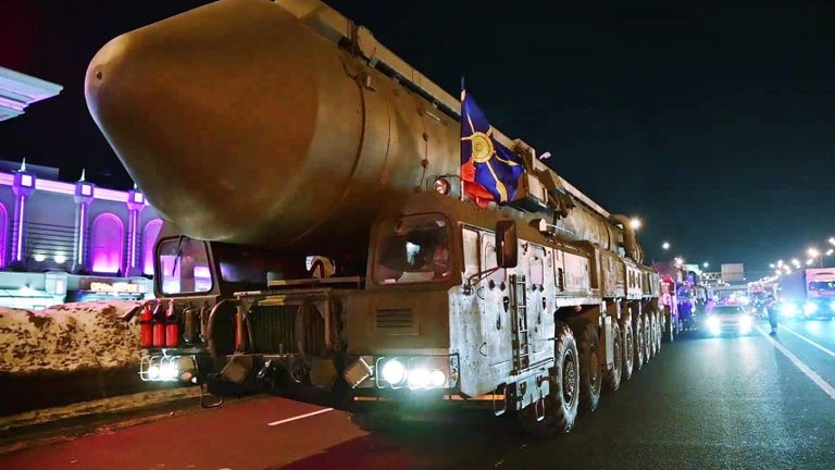 Колонна ПГРК Ярс совершает марш для подготовки к военному параду 9 мая Колонна ПГРК Ярс совершает марш для подготовки к военному параду 9 мая