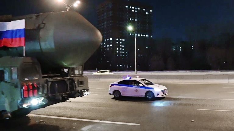 Колонна ПГРК Ярс совершает марш для подготовки к военному параду 9 мая Колонна ПГРК Ярс совершает марш для подготовки к военному параду 9 мая